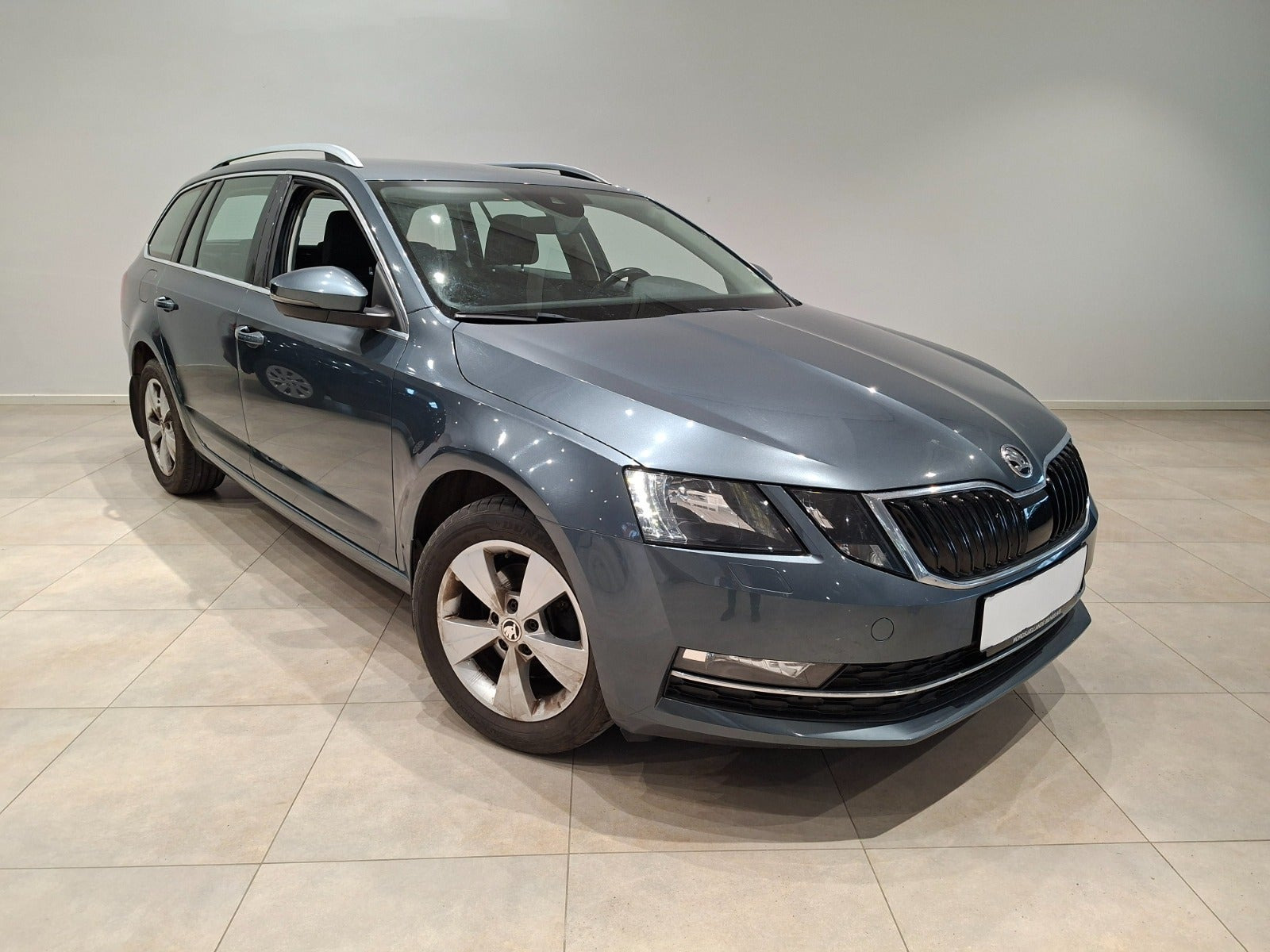 Grå Skoda Octavia fra 2019