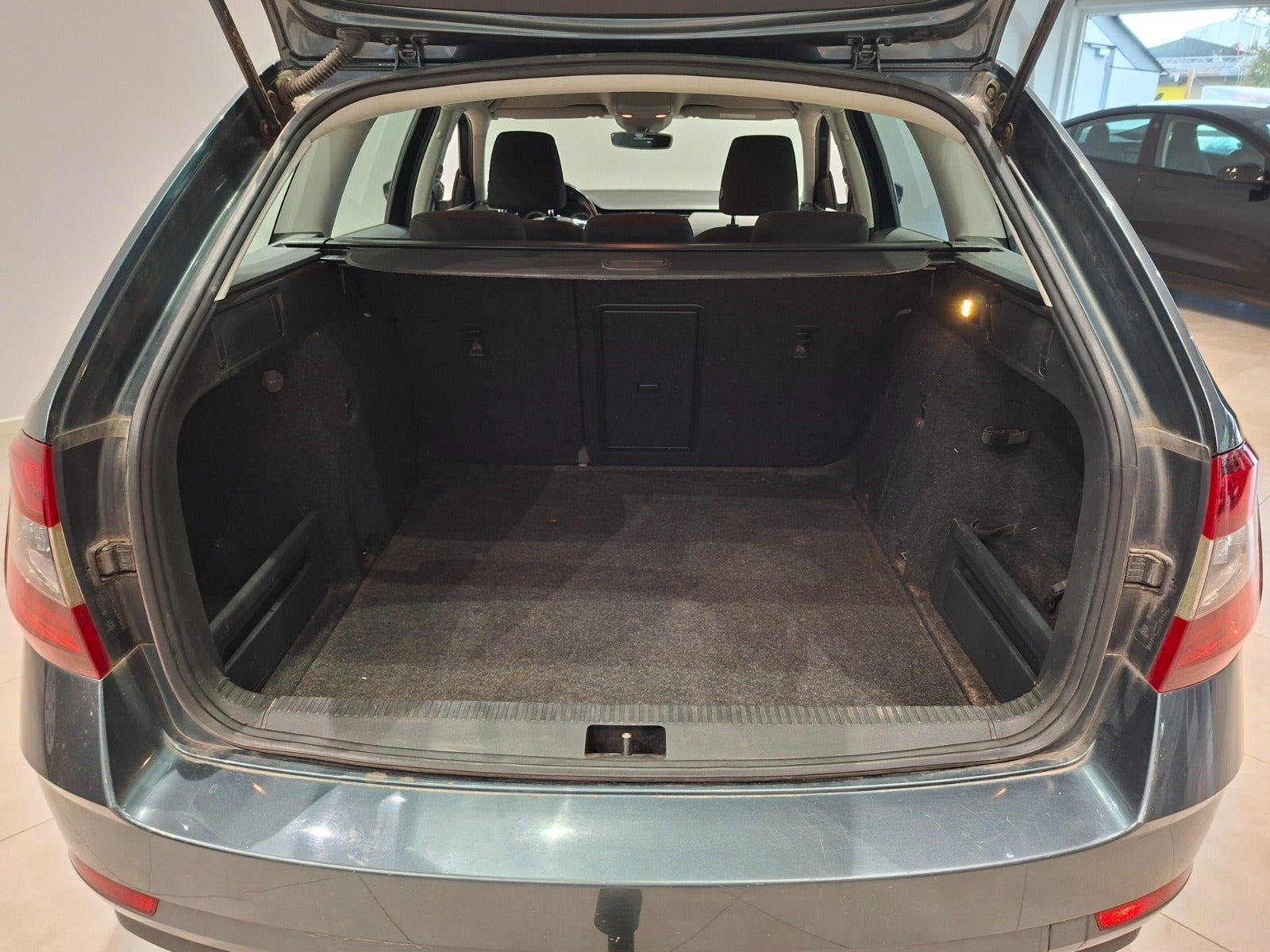 Grå Skoda Octavia fra 2019