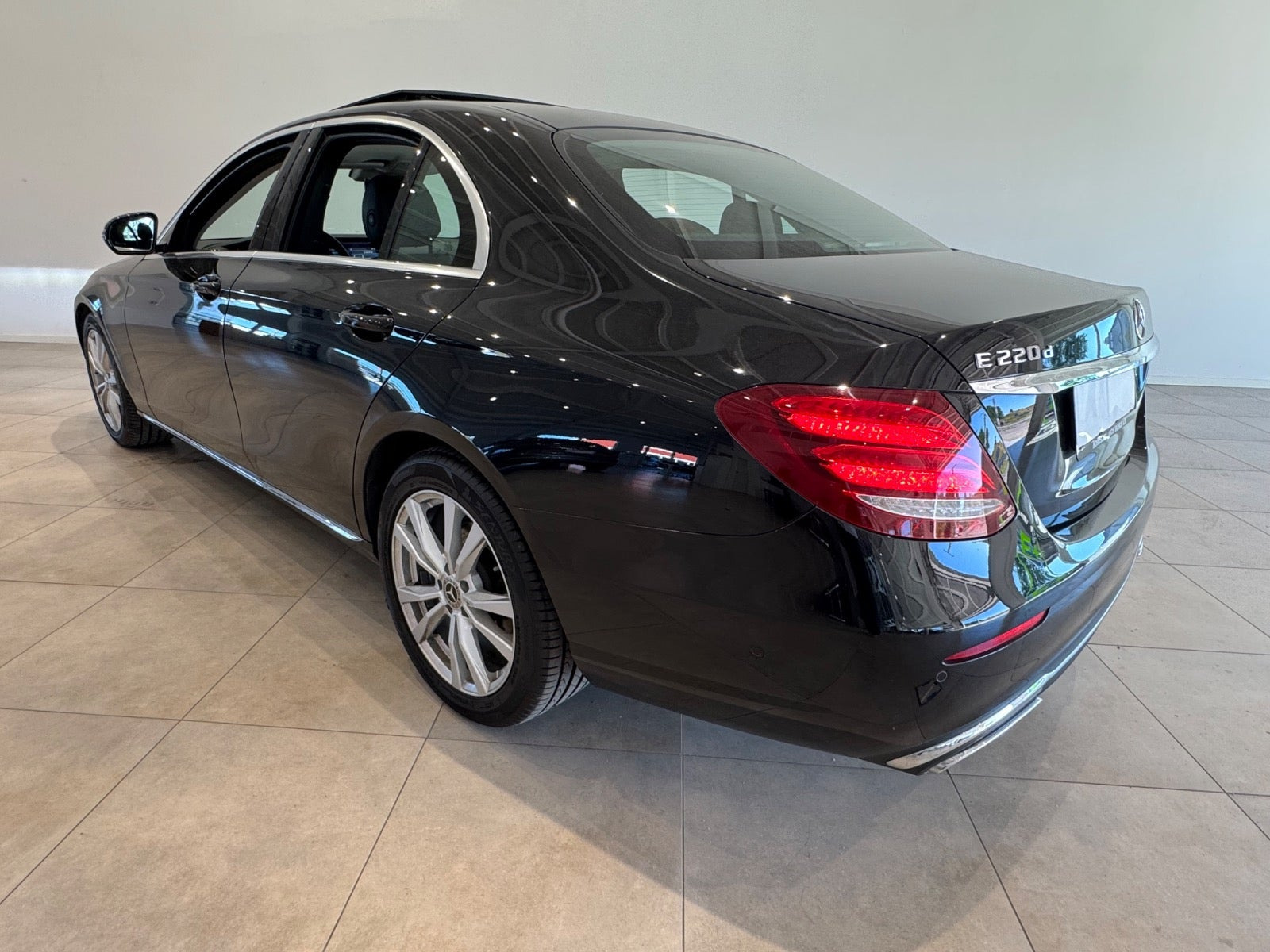 Sort Mercedes E220 d fra 2017