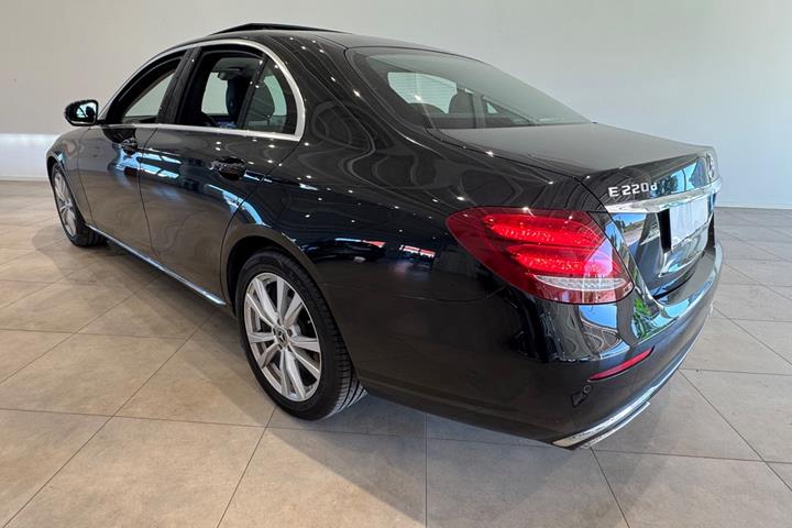 Sort Mercedes E220 d fra 2017
