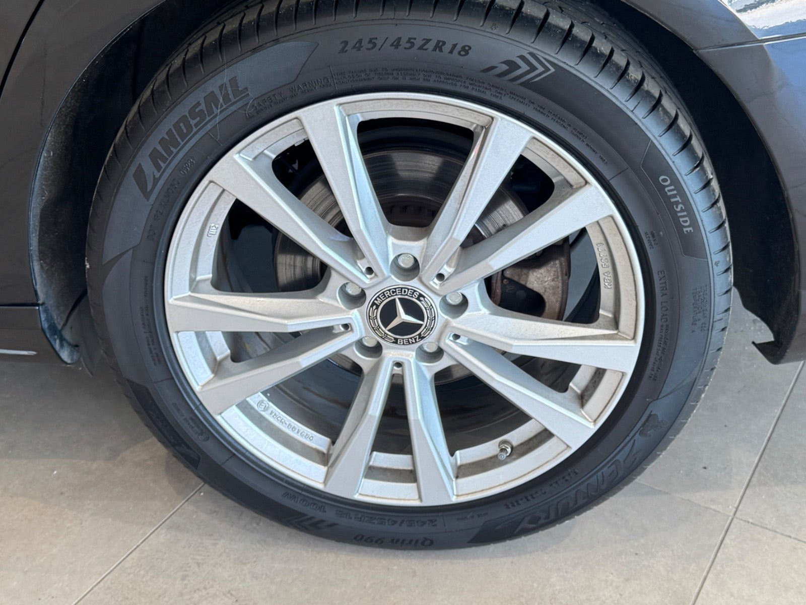 Sort Mercedes E220 d fra 2017