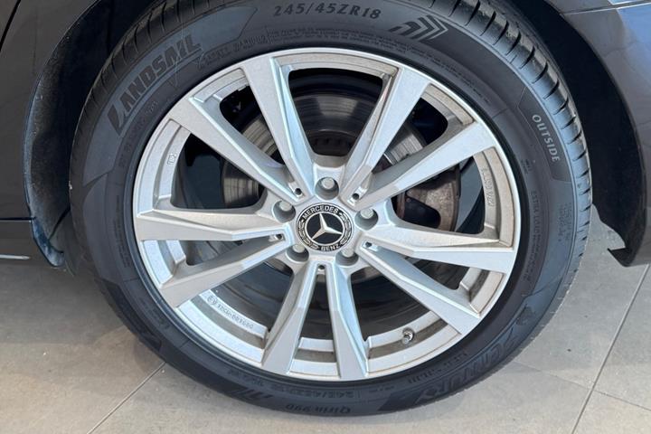 Sort Mercedes E220 d fra 2017
