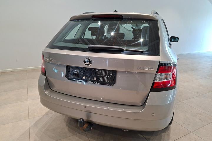 Beige Skoda Fabia fra 2016