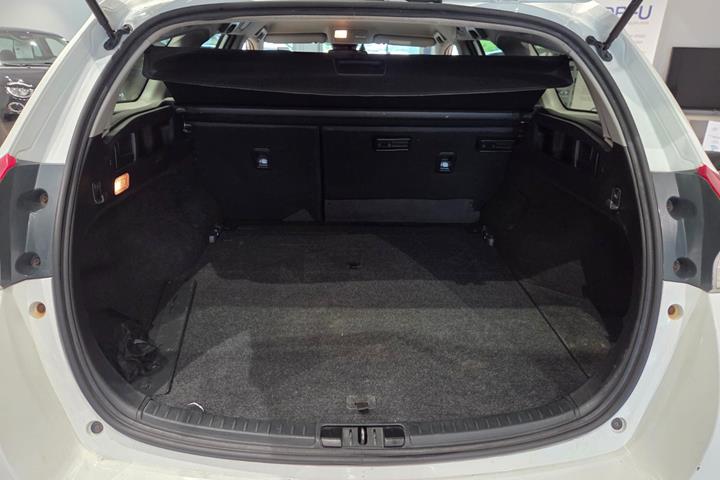 Hvid Toyota Auris fra 2016