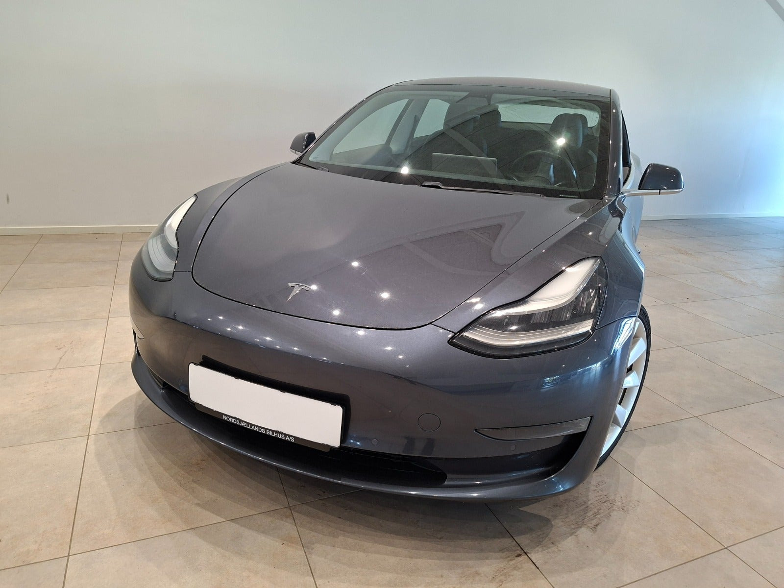 Grå Tesla Model 3 fra 2019