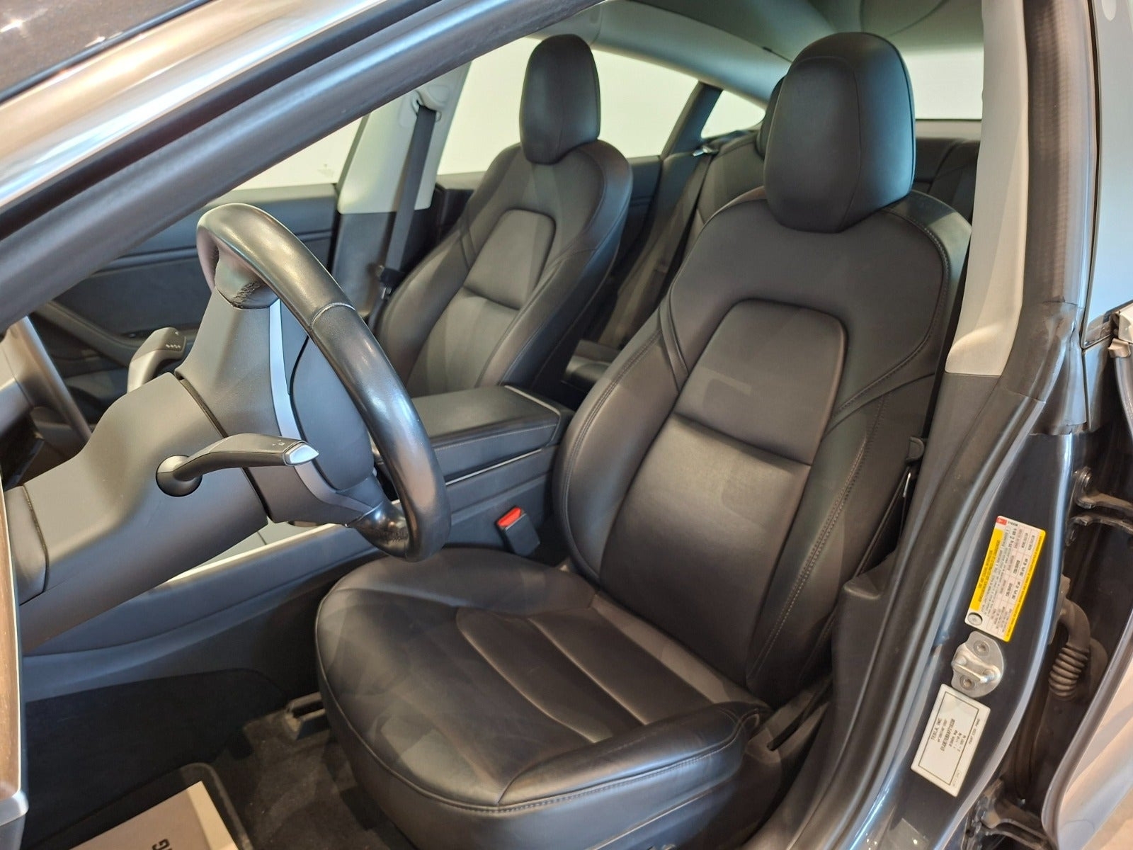 Grå Tesla Model 3 fra 2019