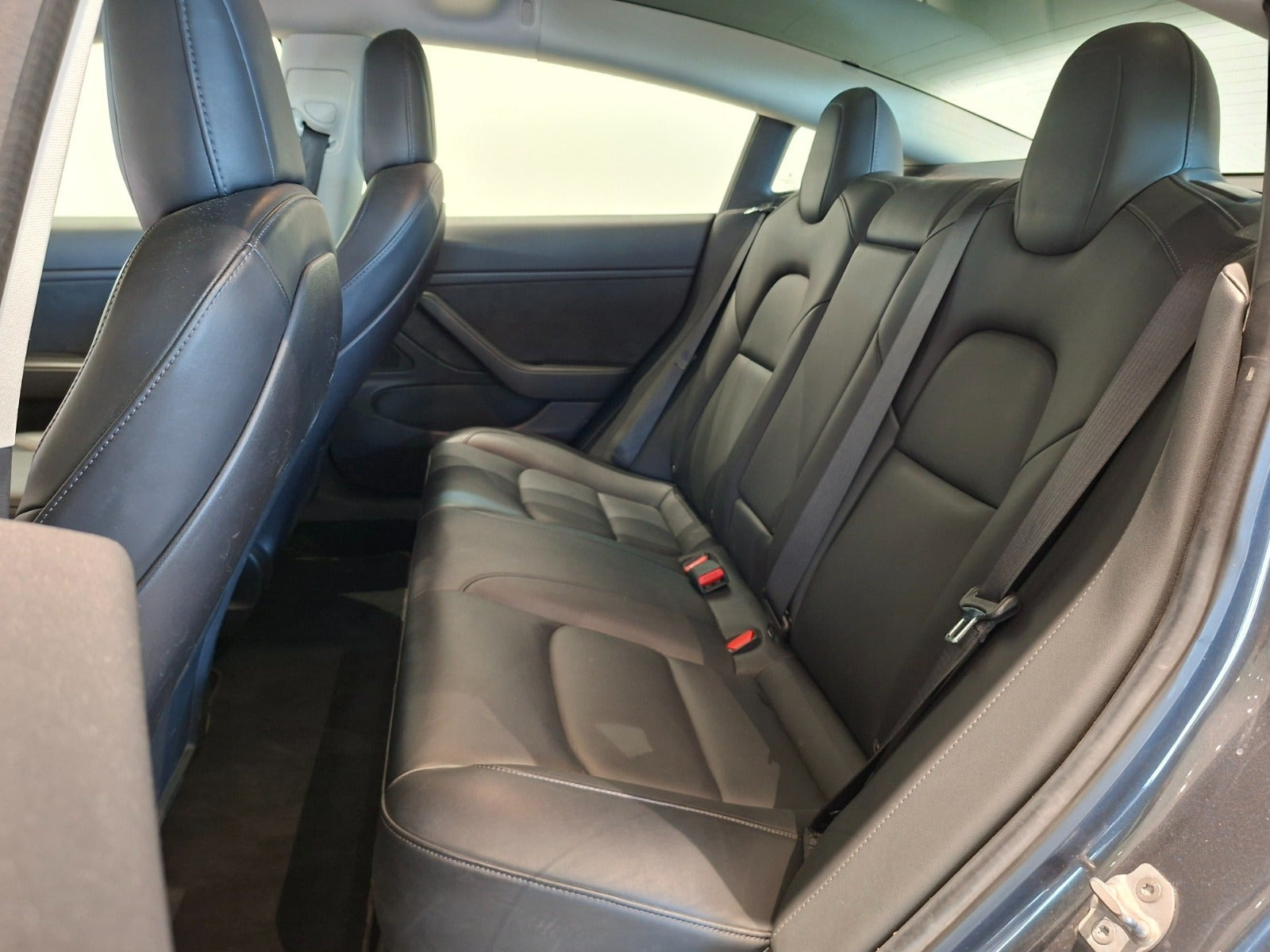 Grå Tesla Model 3 fra 2019