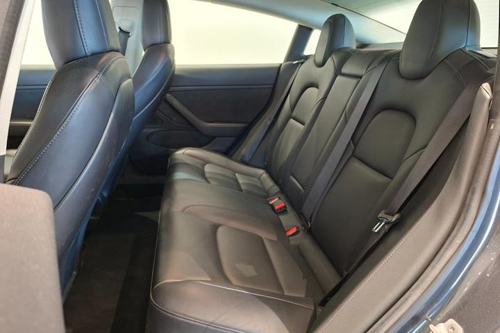 Grå Tesla Model 3 fra 2019