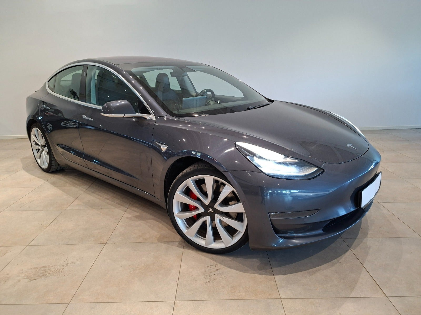 Grå Tesla Model 3 fra 2019
