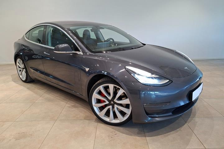 Grå Tesla Model 3 fra 2019