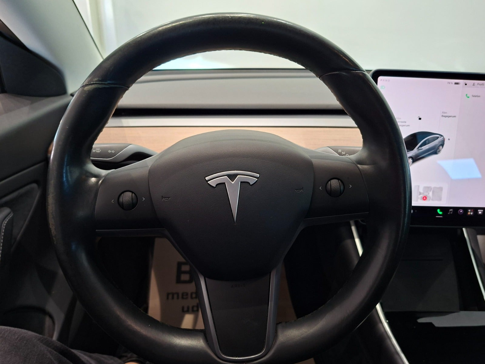 Grå Tesla Model 3 fra 2019