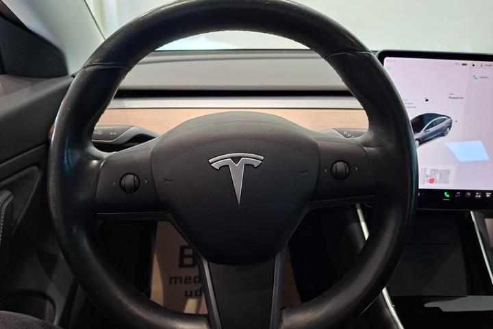 Grå Tesla Model 3 fra 2019