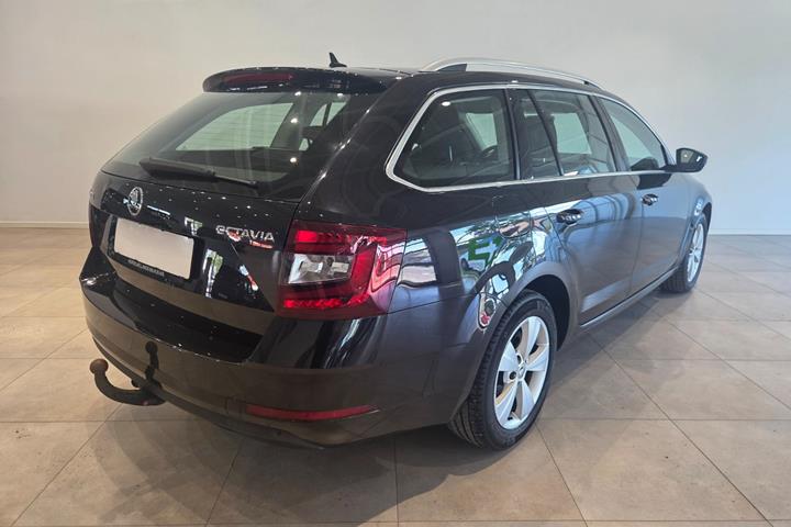 Sort Skoda Octavia fra 2018