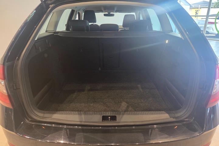 Sort Skoda Octavia fra 2018