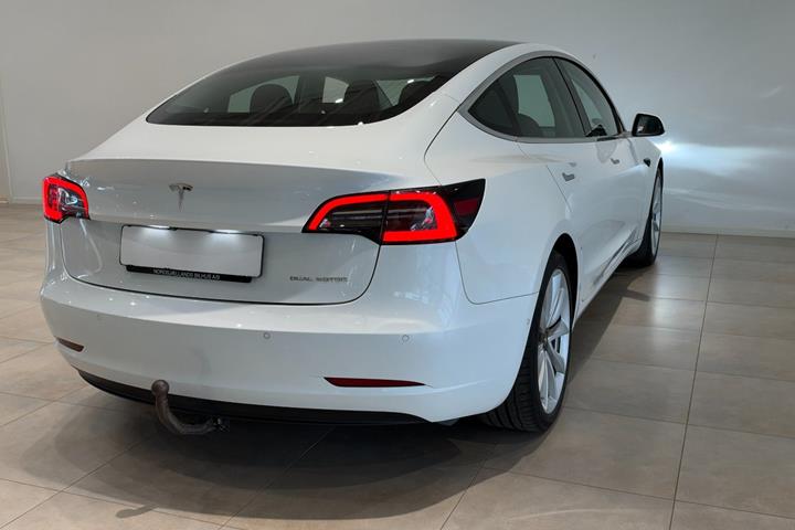 Hvid Tesla Model 3 fra 2020