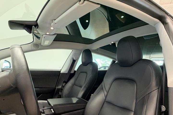 Hvid Tesla Model 3 fra 2020