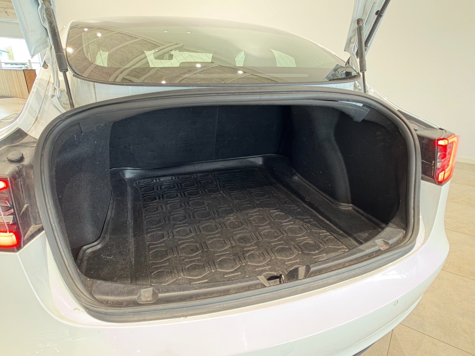 Hvid Tesla Model 3 fra 2020