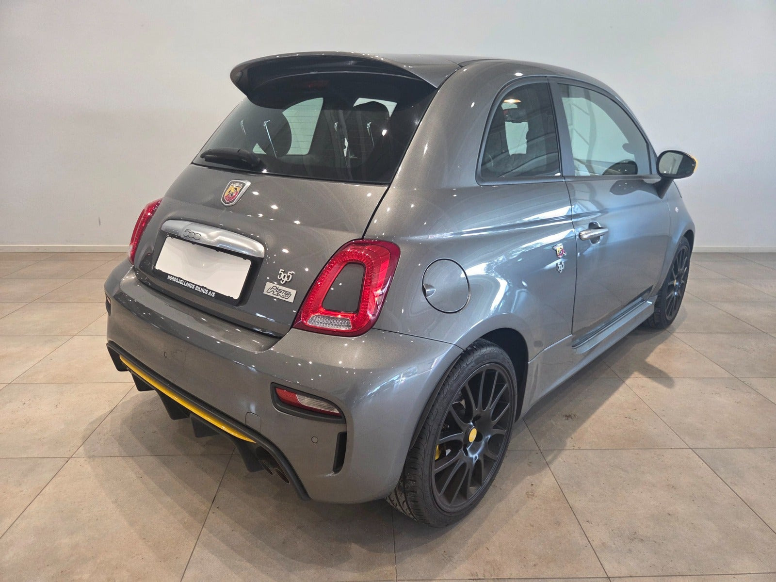Grå Abarth 595 fra 2018