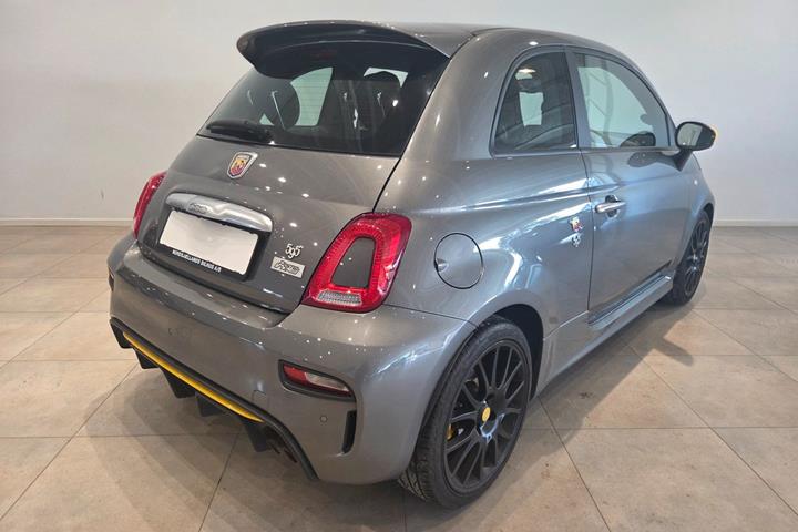 Grå Abarth 595 fra 2018