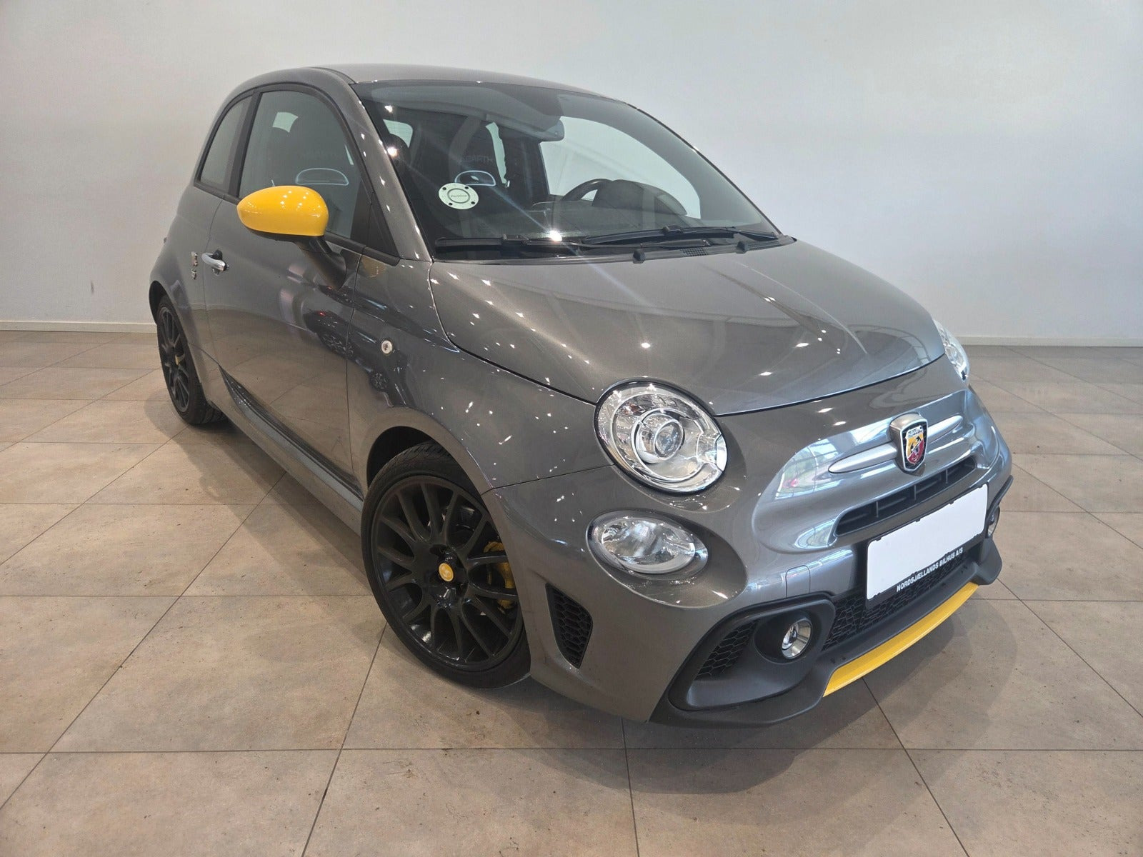 Grå Abarth 595 fra 2018