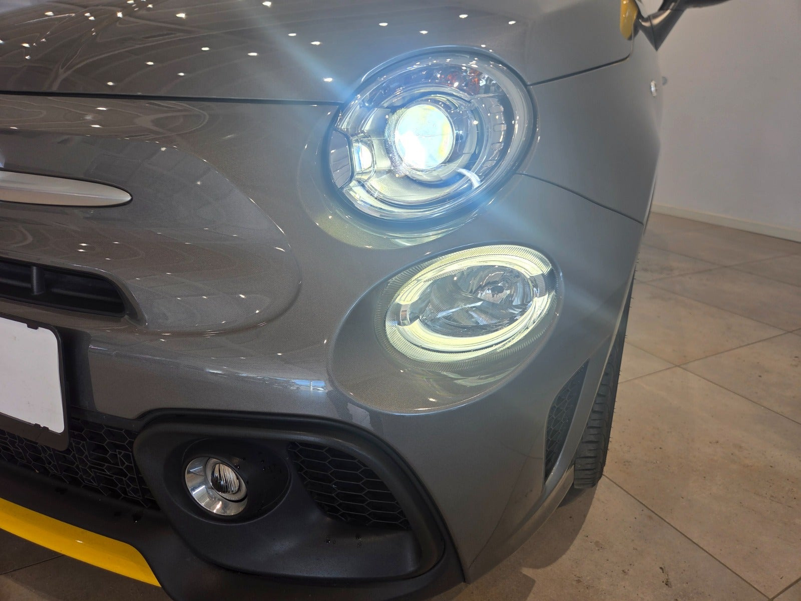 Grå Abarth 595 fra 2018