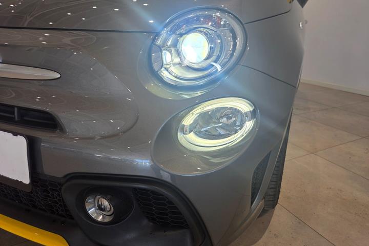 Grå Abarth 595 fra 2018