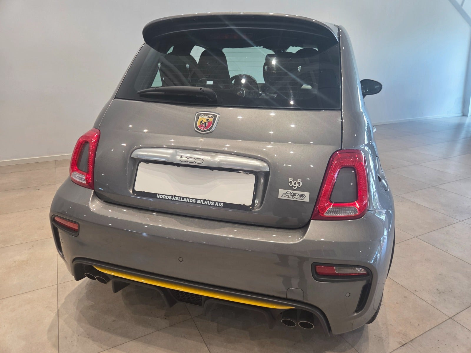 Grå Abarth 595 fra 2018