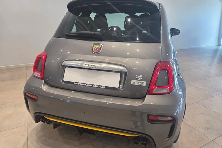 Grå Abarth 595 fra 2018