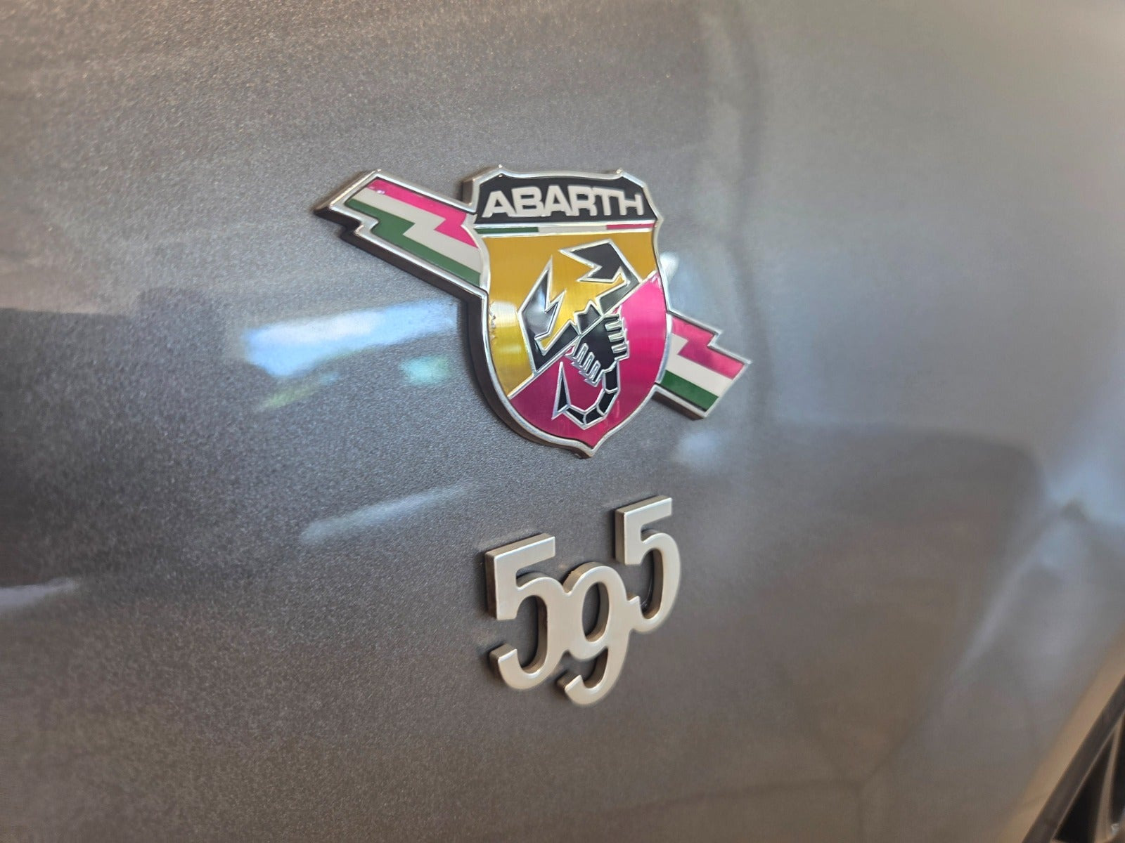 Grå Abarth 595 fra 2018