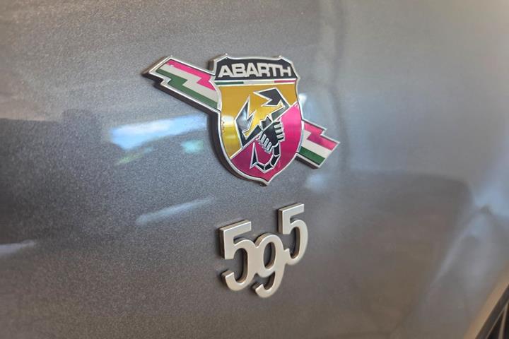 Grå Abarth 595 fra 2018