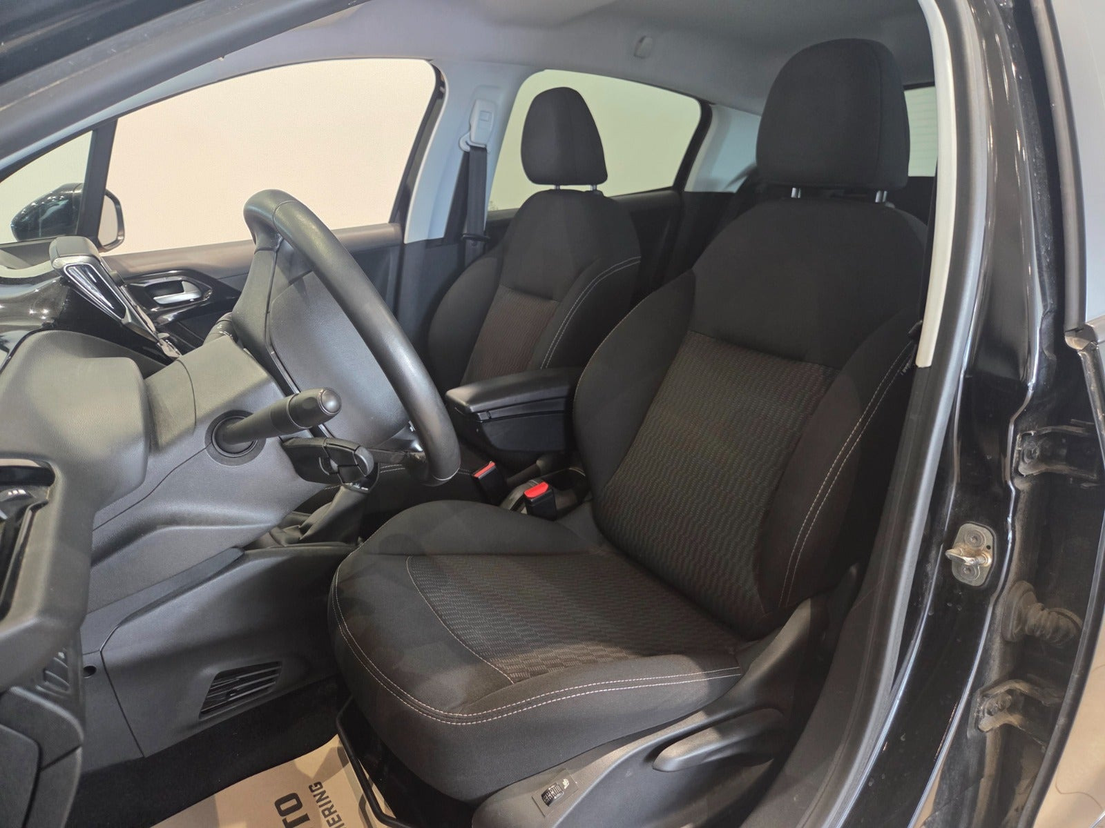 Sort Peugeot 208 fra 2017