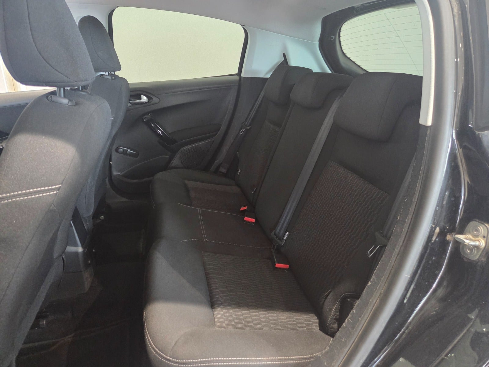 Sort Peugeot 208 fra 2017