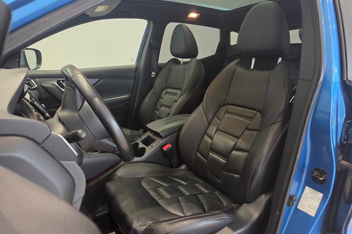 Blå Nissan Qashqai fra 2018