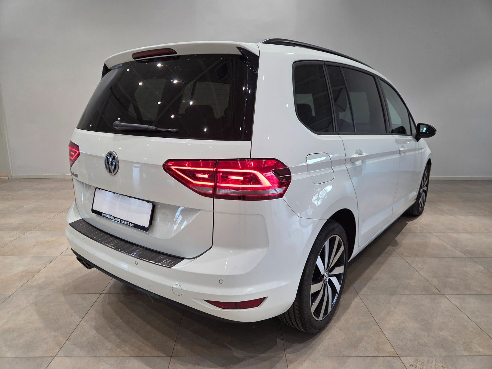 Hvid VW Touran fra 2018