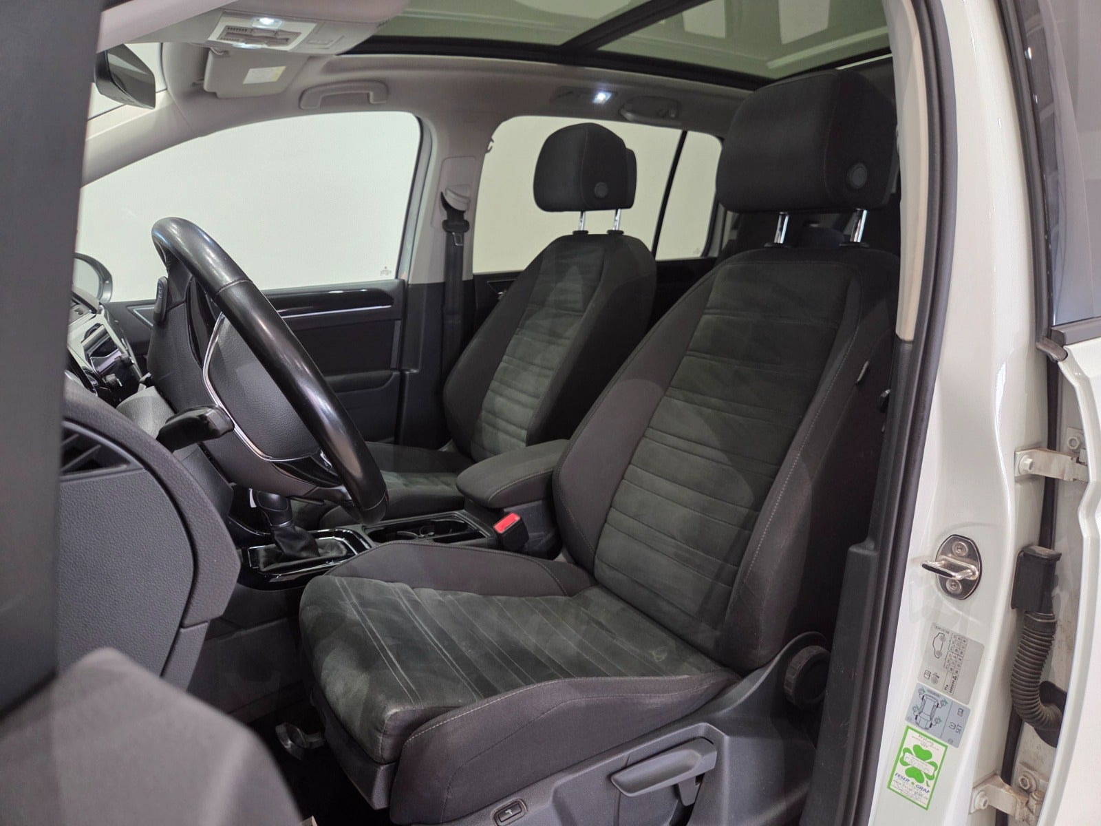 Hvid VW Touran fra 2018