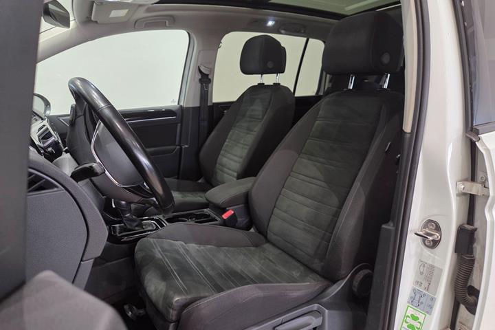 Hvid VW Touran fra 2018
