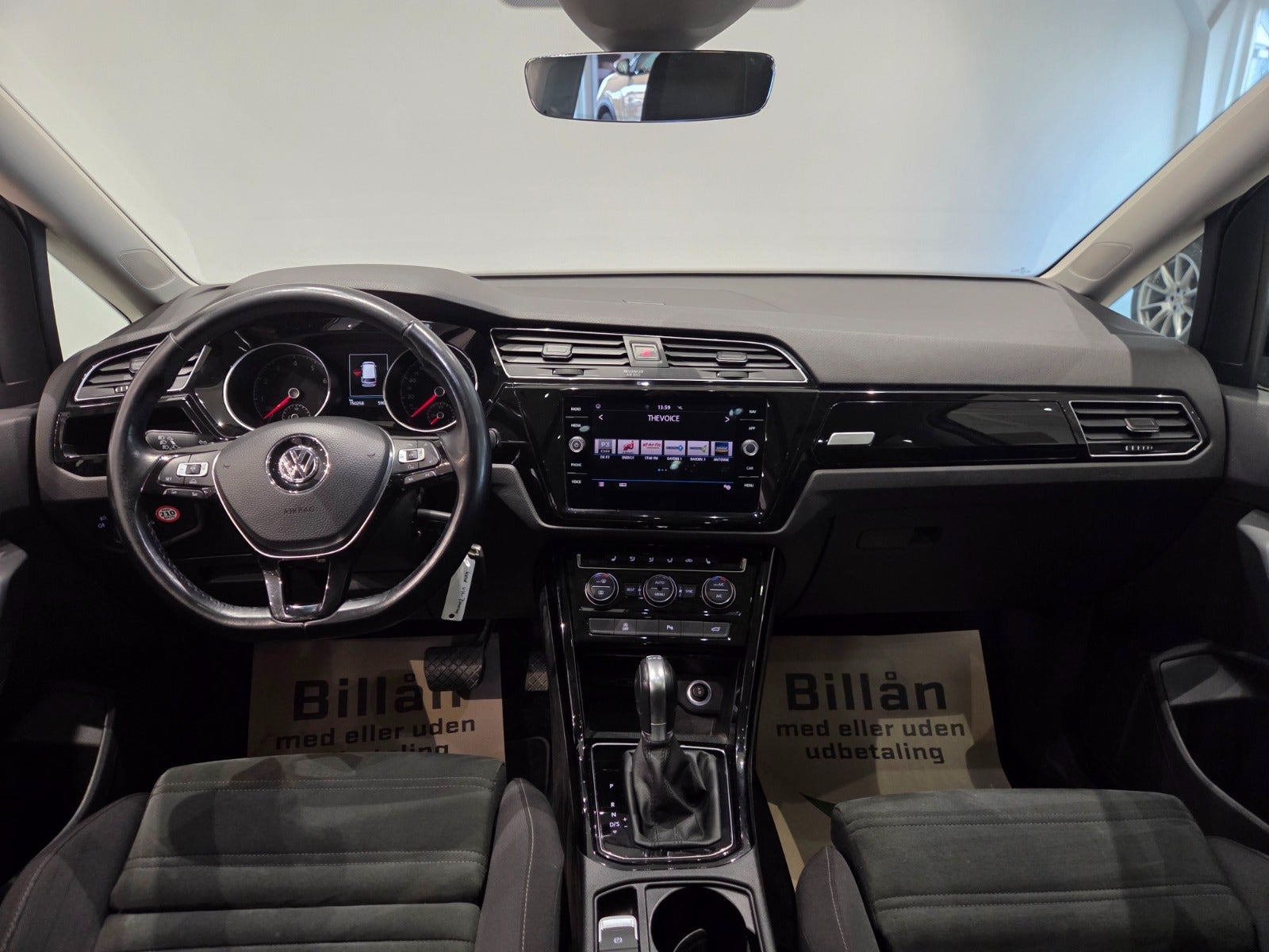 Hvid VW Touran fra 2018