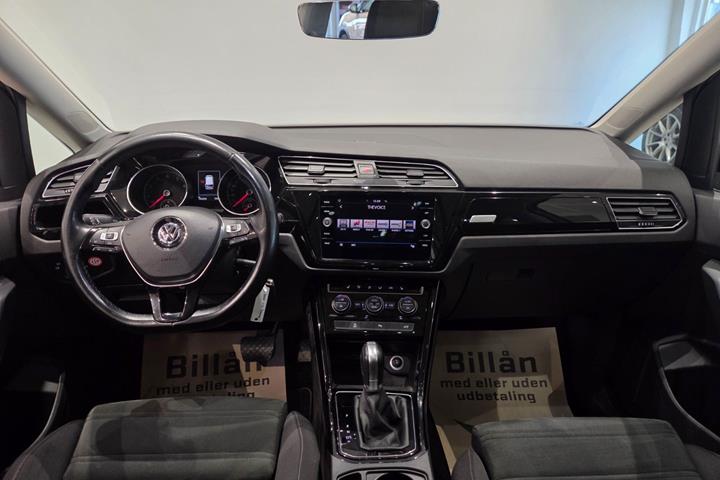 Hvid VW Touran fra 2018