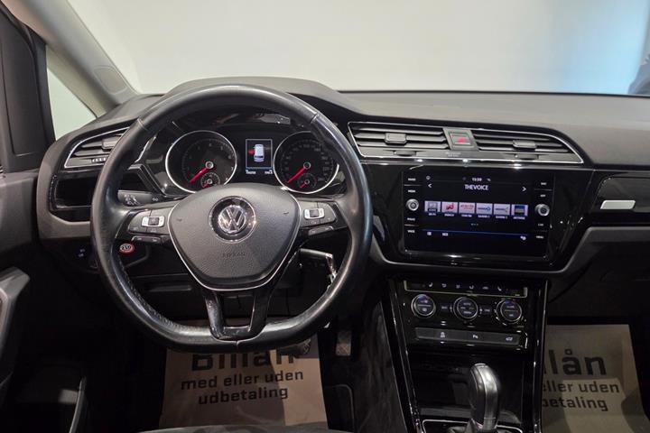 Hvid VW Touran fra 2018
