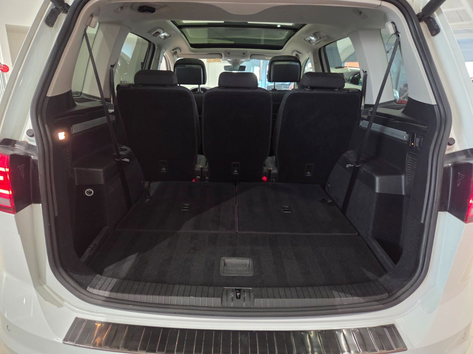 Hvid VW Touran fra 2018