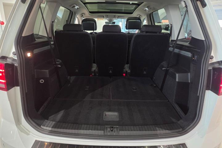 Hvid VW Touran fra 2018