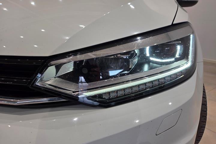 Hvid VW Touran fra 2018