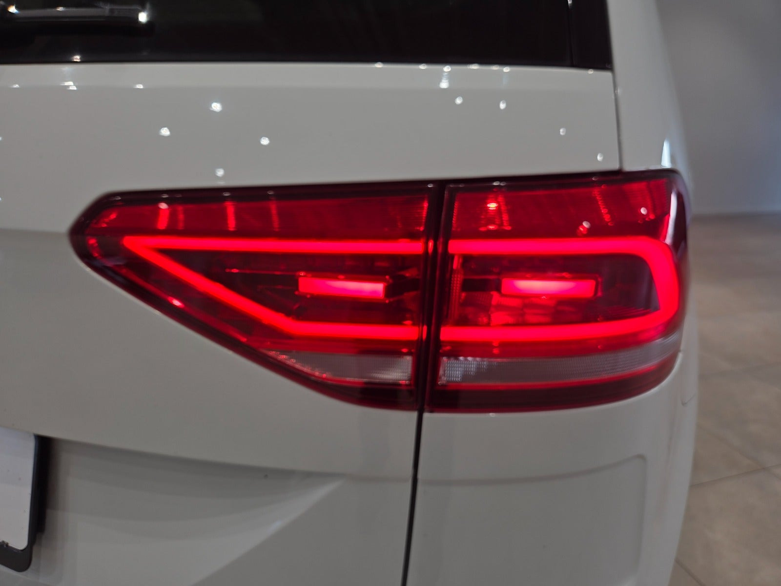 Hvid VW Touran fra 2018