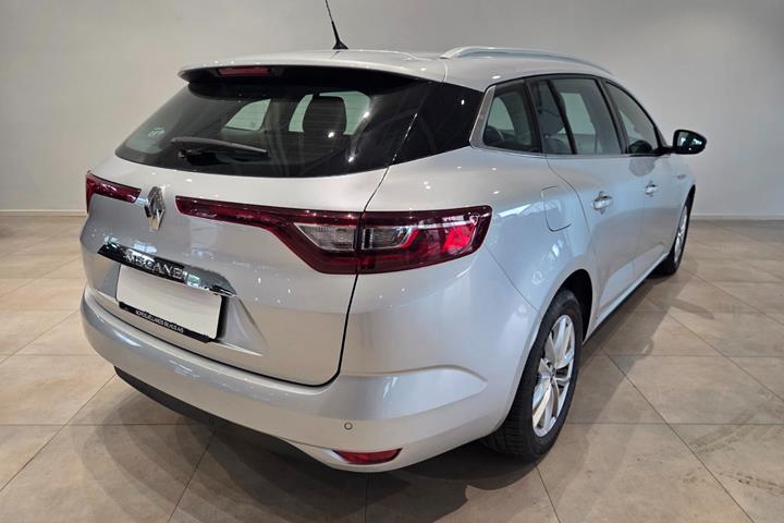 Sølv Renault Megane IV fra 2020
