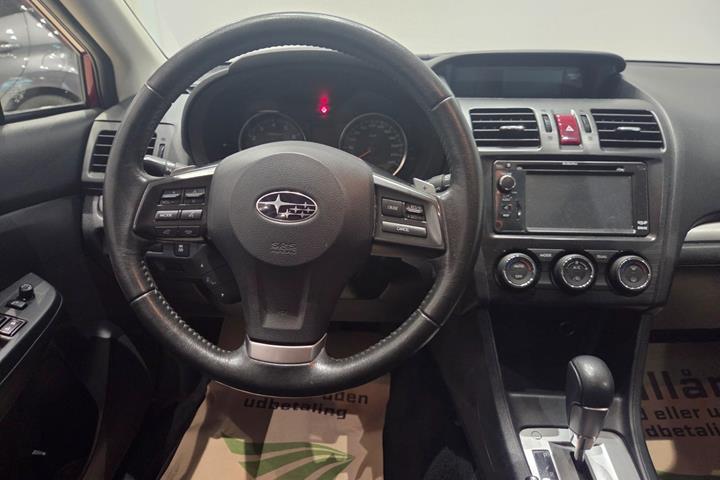Rød Subaru XV fra 2012