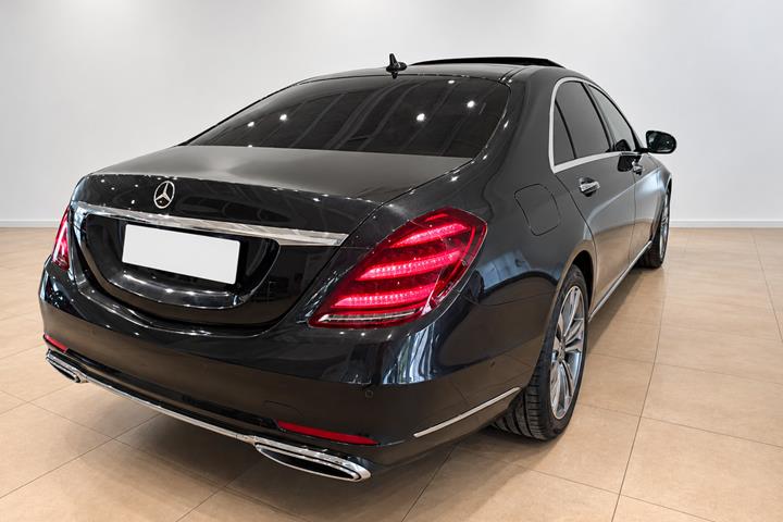 Beige Mercedes S400 d fra 2018