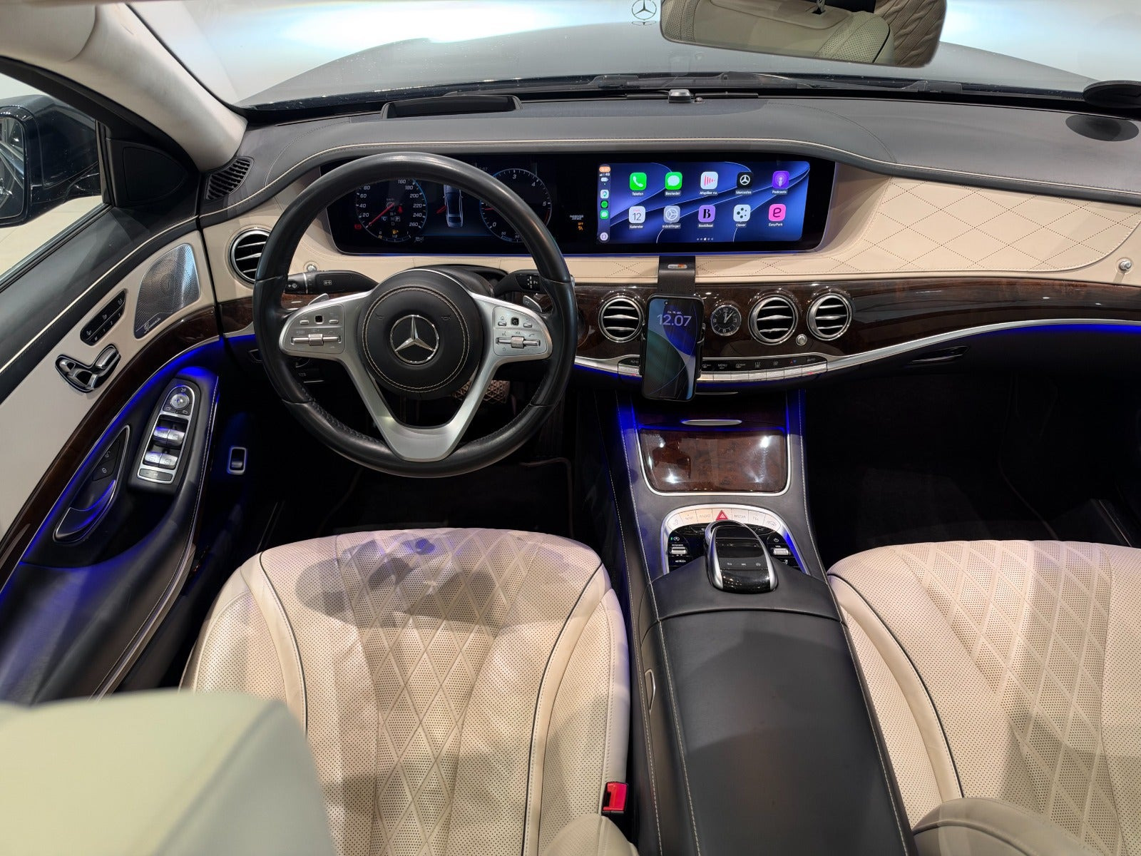 Beige Mercedes S400 d fra 2018