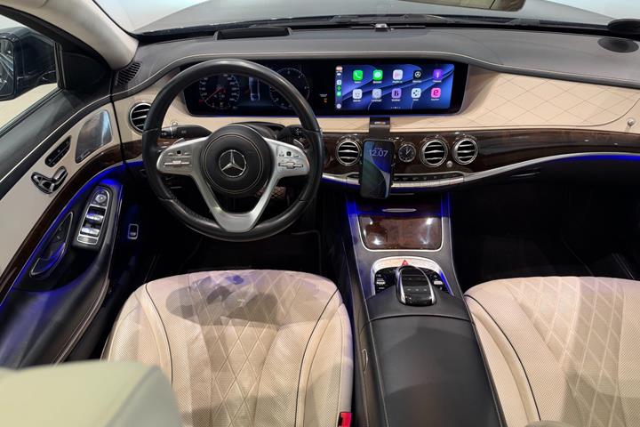 Beige Mercedes S400 d fra 2018