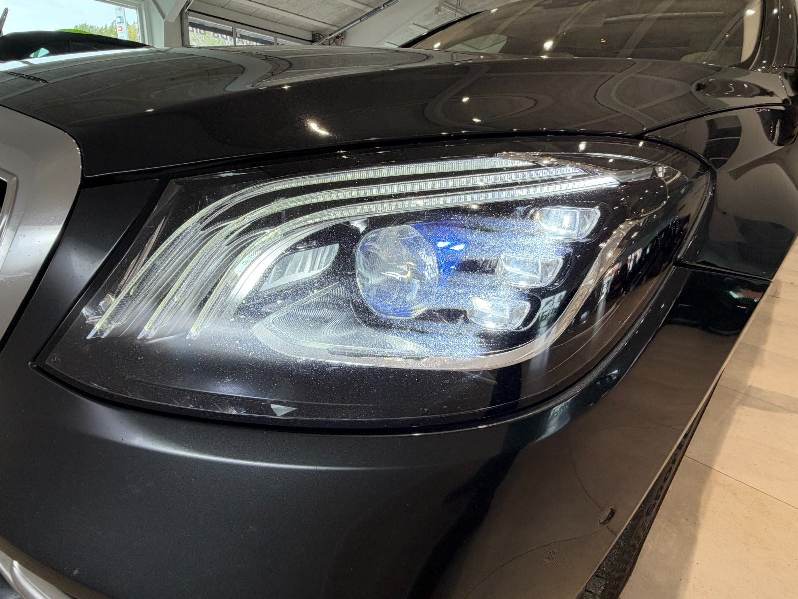 Beige Mercedes S400 d fra 2018