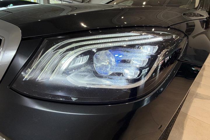 Beige Mercedes S400 d fra 2018